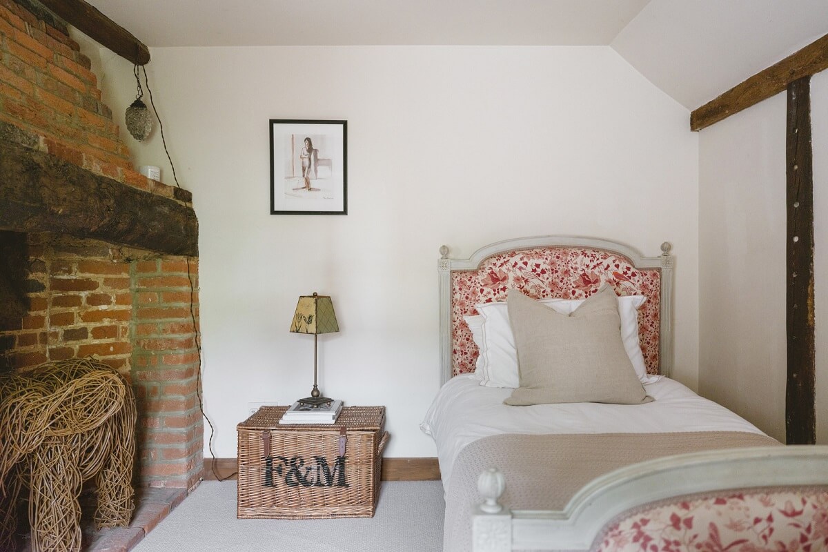 A Charming 17th-Century Farmhouse in England 19 a0OP3000002Njw9MAC N55 webres A Charming 17th-Century Farmhouse in England