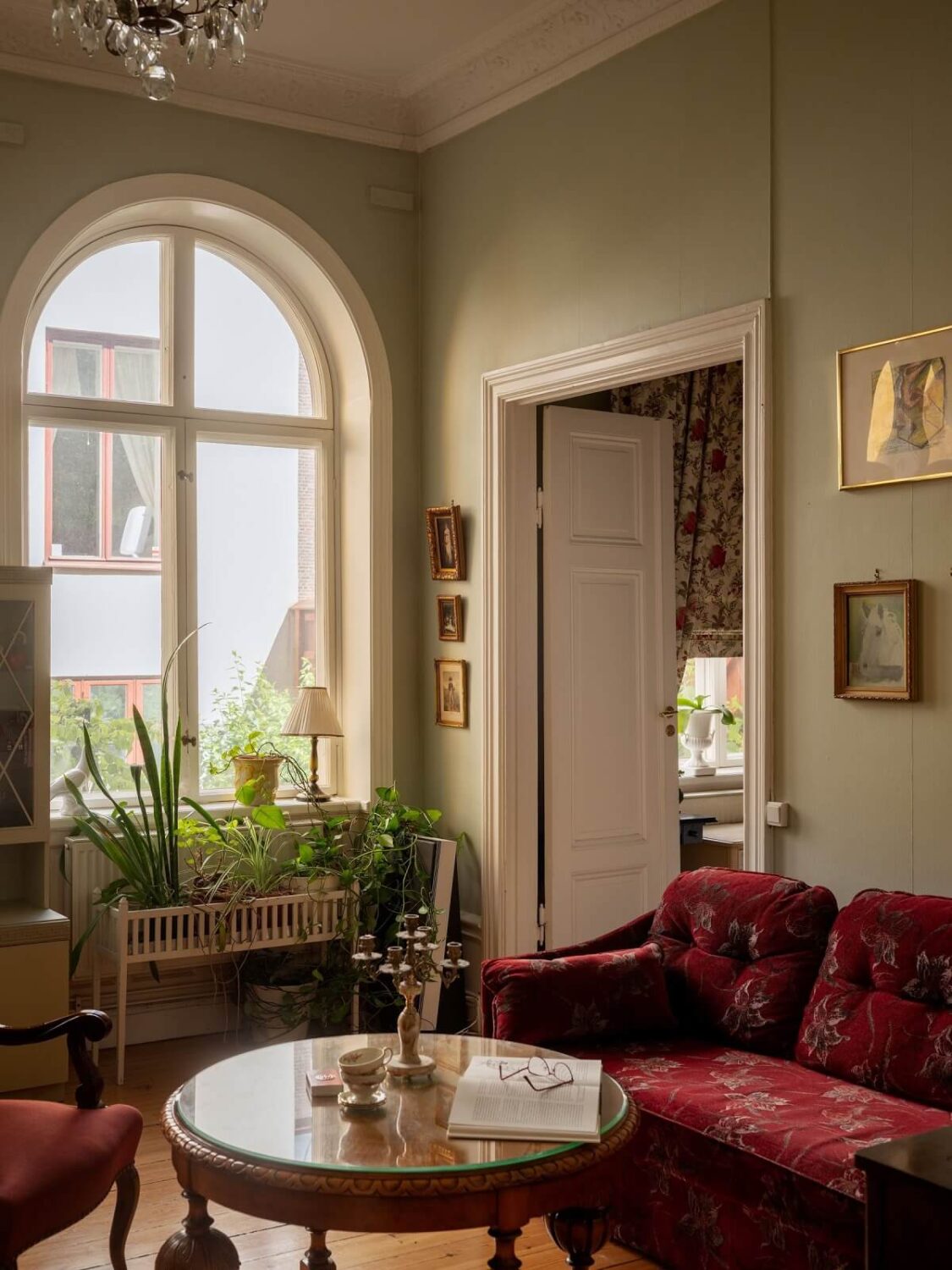 Antique Furniture and Arched Windows in a Stockholm Apartment 2 antique living room with arched window nordroom