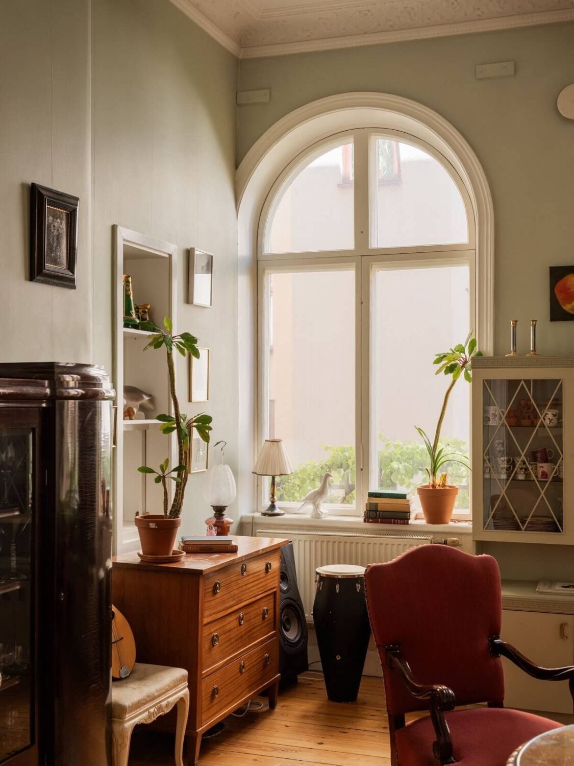 Antique Furniture and Arched Windows in a Stockholm Apartment 4 arched window vintage furniture living room nordroom