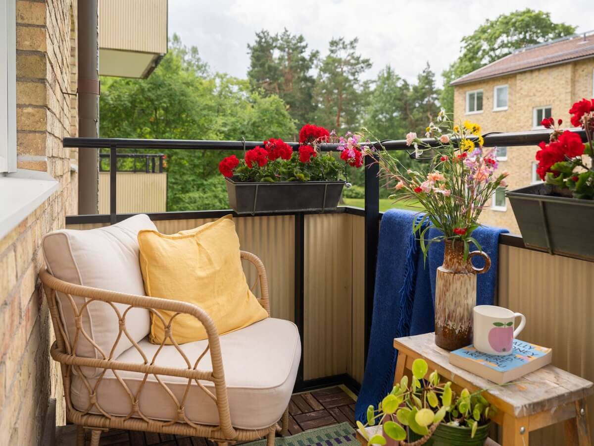 A Studio Apartment with Light Pink Walls and Vintage Furniture 12 balcony