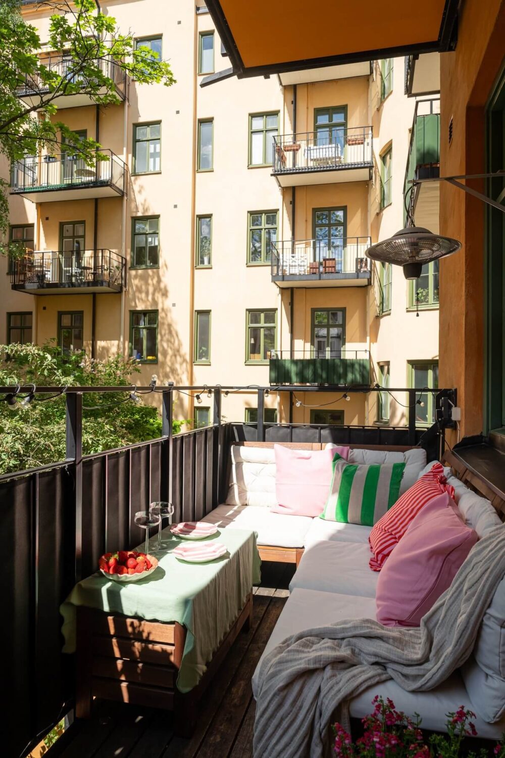 A Renovated Turn-of-the-Century Apartment with Two Bedrooms 25 balcony A Renovated Turn-of-the-Century Apartment with Two Bedrooms
