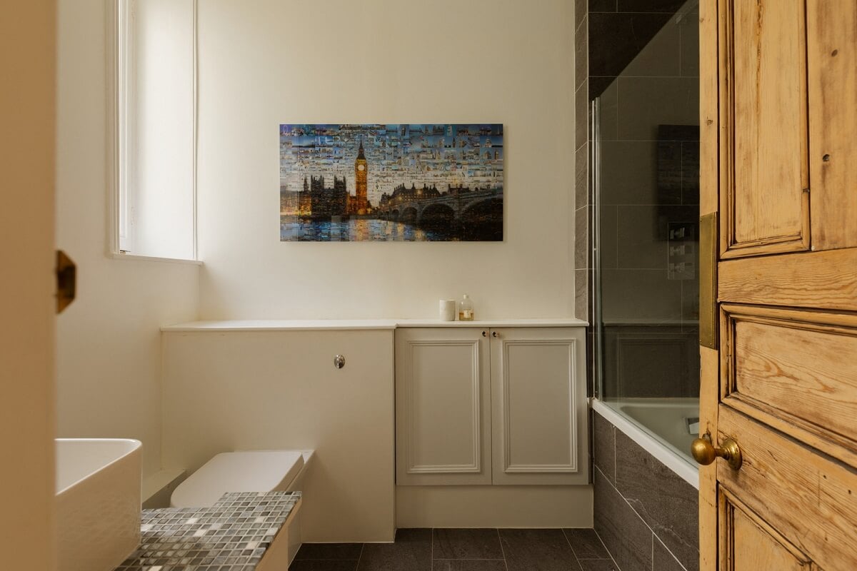 A Stylish Apartment in the Heart of London's Whitehall 15 bathroom
