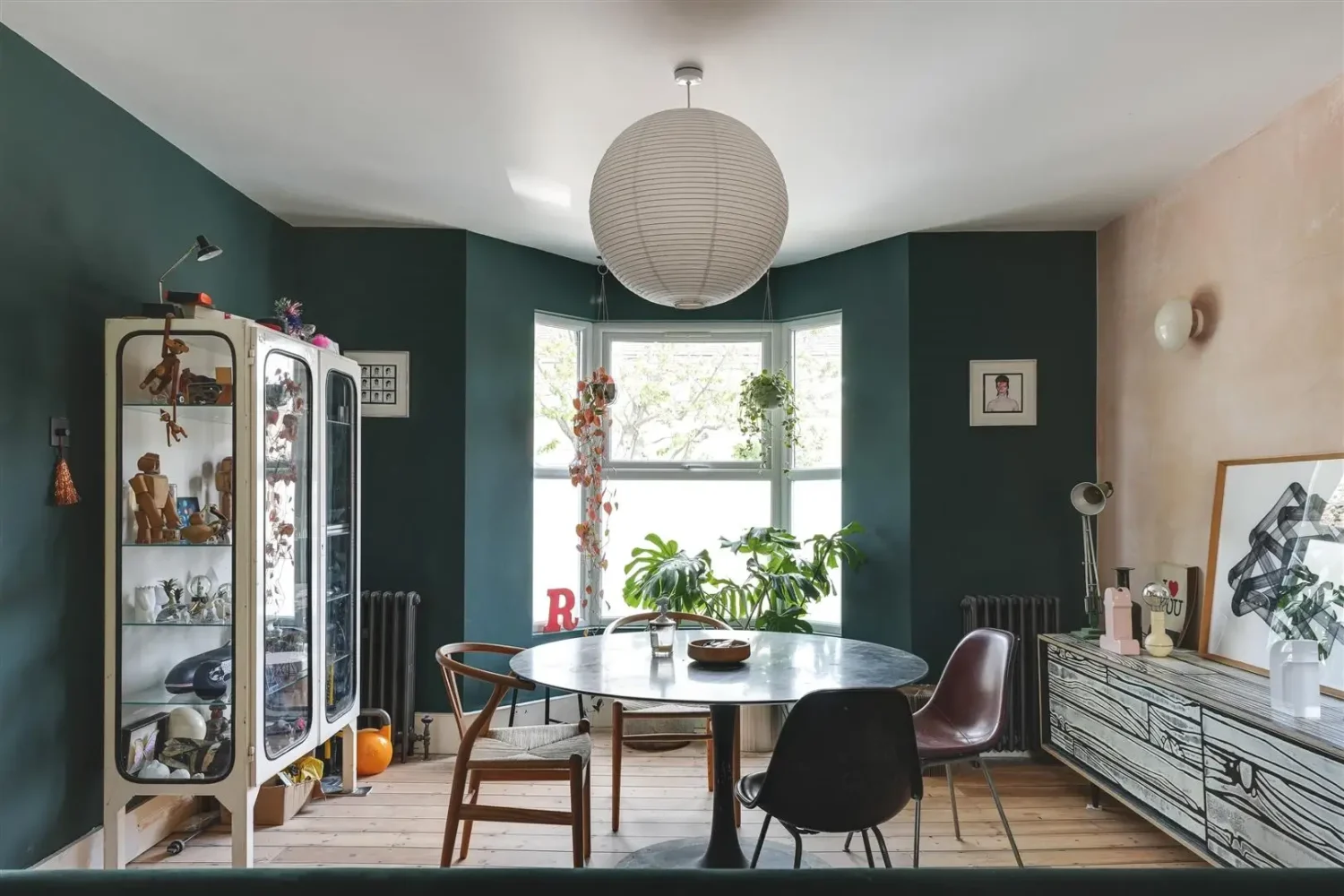 Open-Plan Rooms and Modern Furnishings in a London Home 8 bay window with round table
