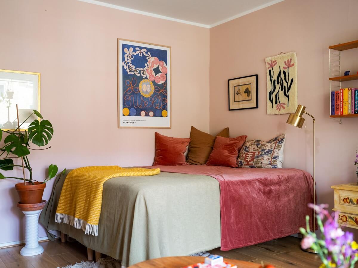 A Studio Apartment with Light Pink Walls and Vintage Furniture 8 bed area pink studio apartment