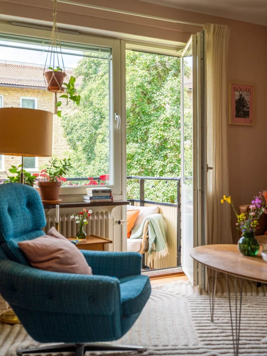 A Studio Apartment with Light Pink Walls and Vintage Furniture 4 blue sofa pink studio apartment