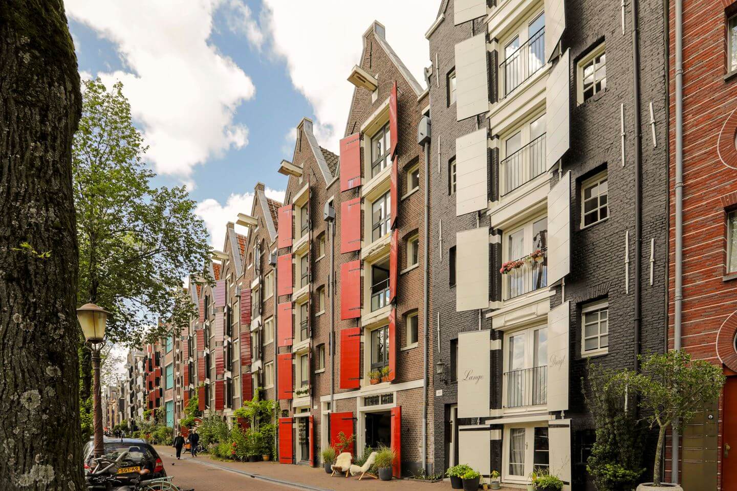 A Modern Apartment in a 17th Century Canal House in Amsterdam 15 canal house red shutters A Modern Apartment in a 17th Century Canal House in Amsterdam