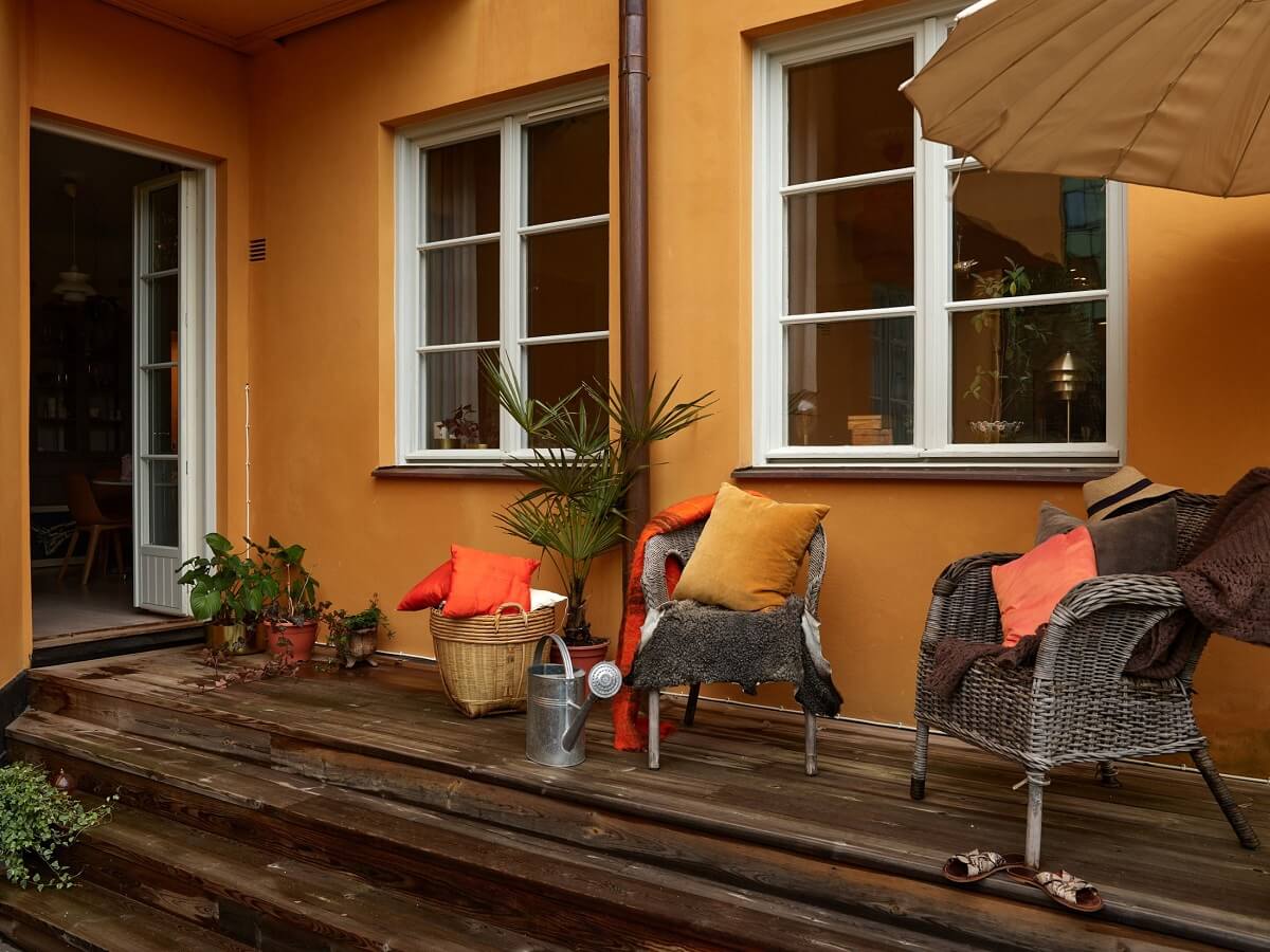 A Charming 1920s Apartment with a Green Bedroom 17 courtyard terrace A Charming 1920s Apartment with a Green Bedroom