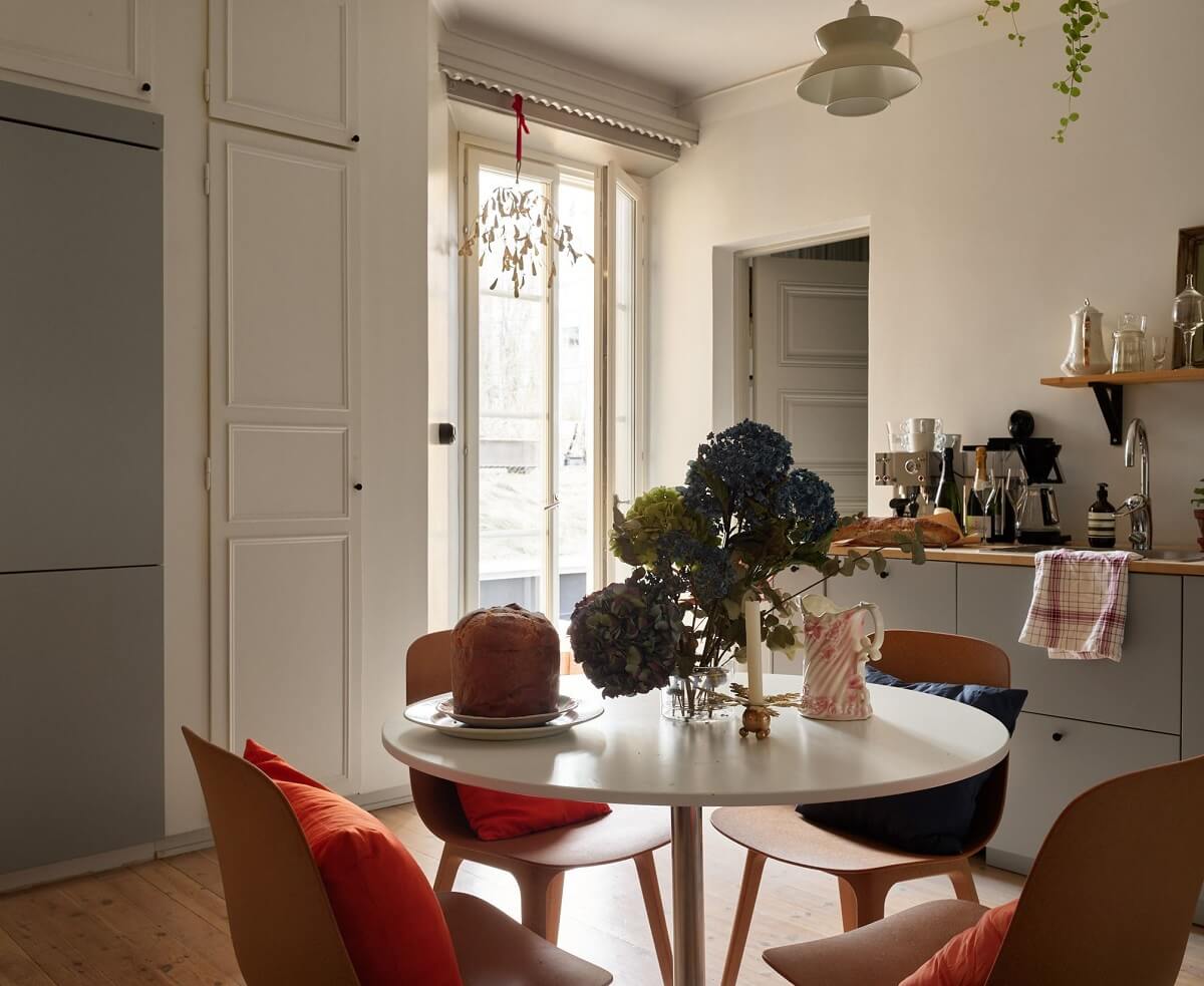 A Charming 1920s Apartment with a Green Bedroom 3 cozy kitchen with round dining table