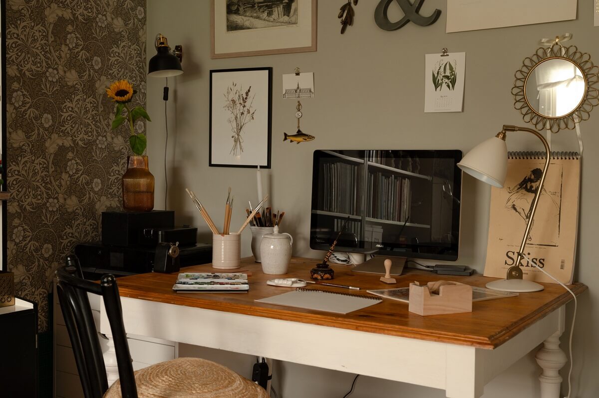 A Swedish Family Home with a Lovely Garden Room 14 desk