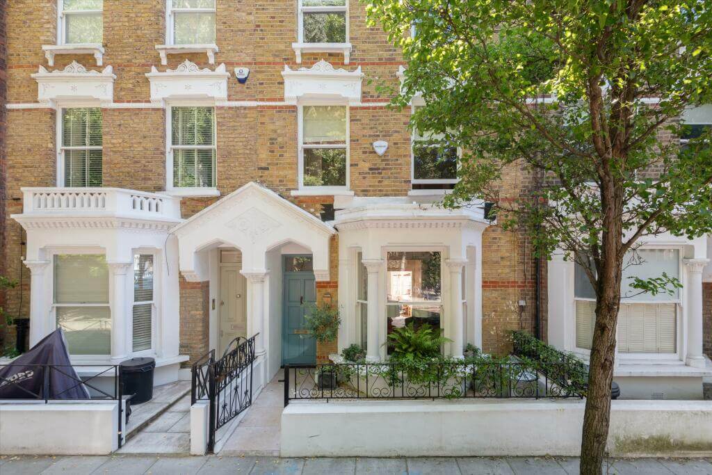Cottage-style Interiors in a London Family Home 23 facade london home Cottage-style Interiors in a London Family Home