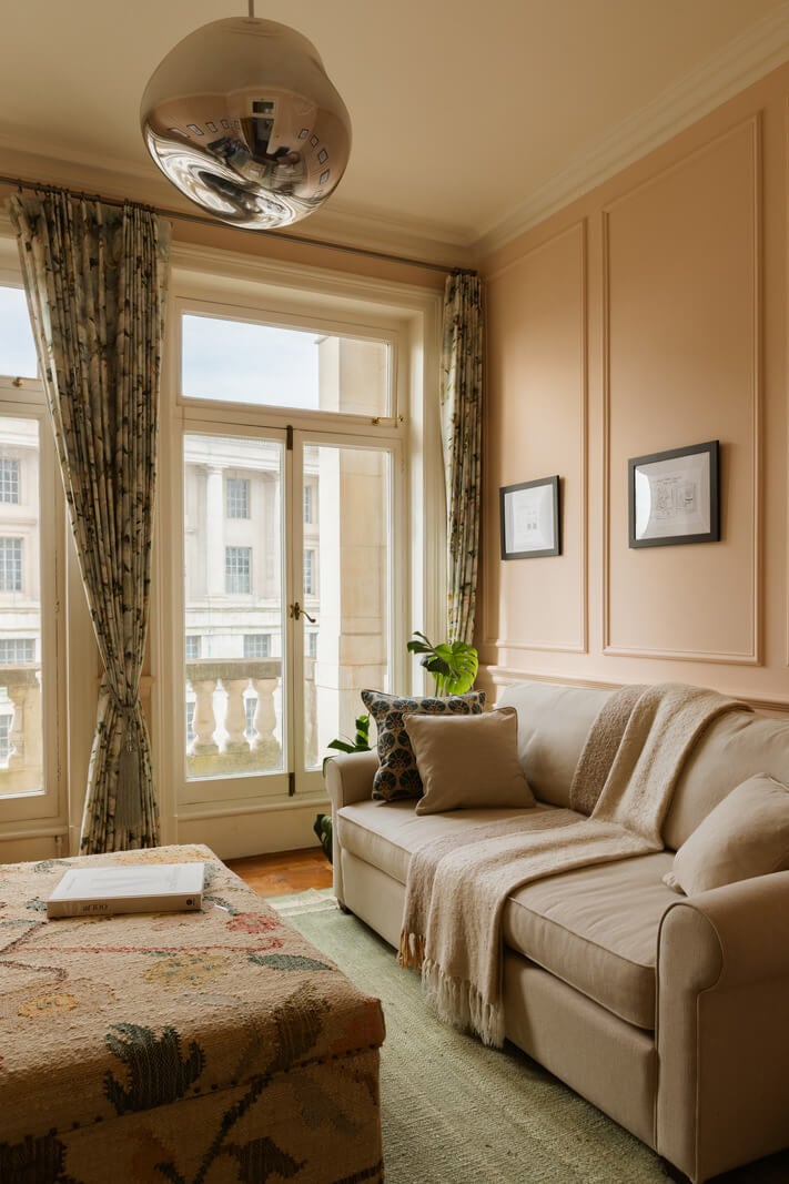 A Stylish Apartment in the Heart of London's Whitehall 2 farrow and ball calamine wall color nordroom
