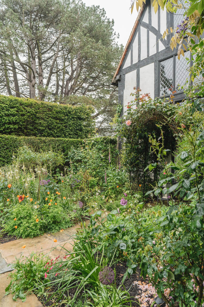 Magnificent Period Features in an English Tudor House 25 garden Alderden-Manor tudor house