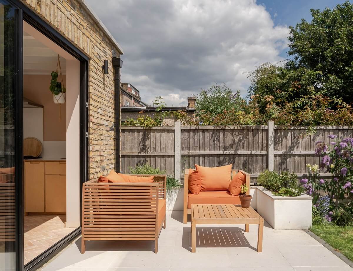 A Stunning Color Palette in an Extended Edwardian House in London 31 garden seating