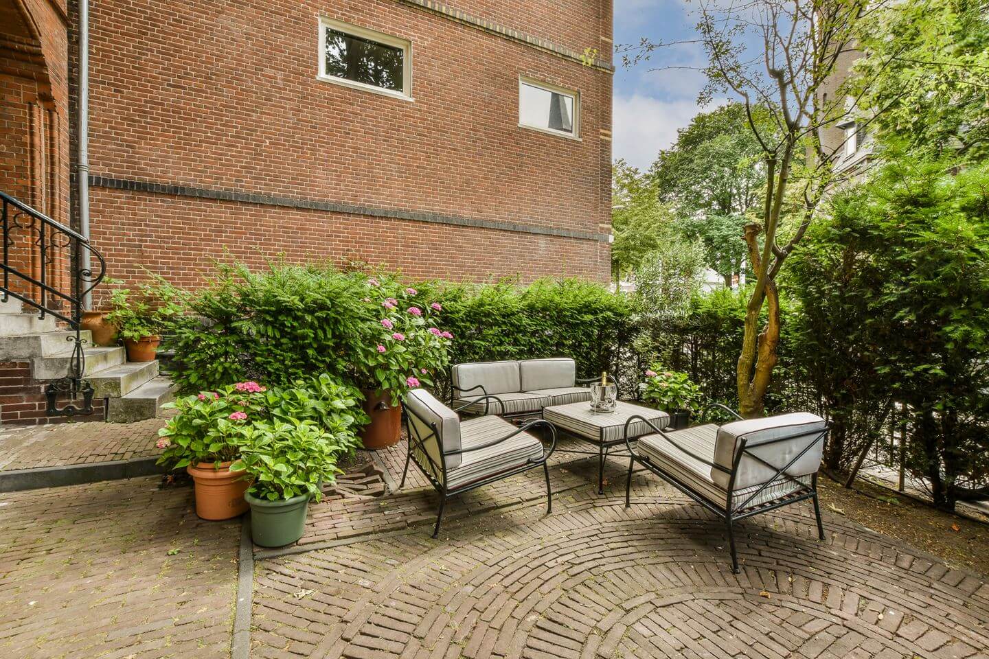 Cozy Country Style in an Amsterdam Family Townhouse 24 garden seating amsterdam