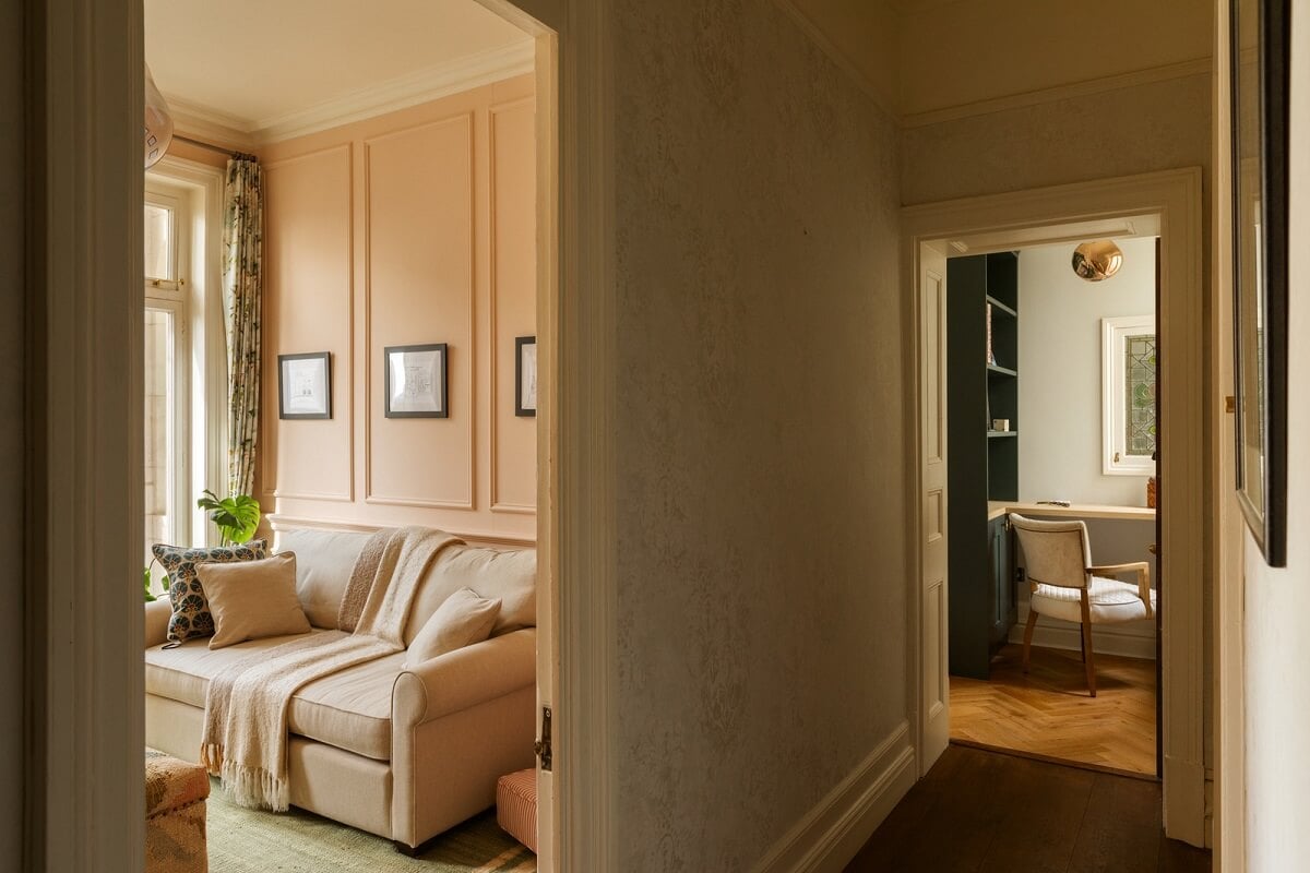 A Stylish Apartment in the Heart of London's Whitehall 4 hall with living room