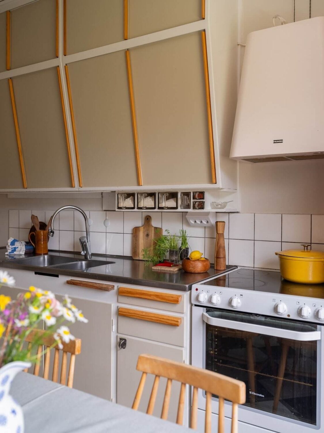 A Studio Apartment with Light Pink Walls and Vintage Furniture 15 kitchen vintage cabinets