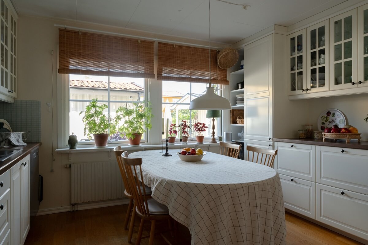 A Swedish Family Home with a Lovely Garden Room 6 kitchen with dining table