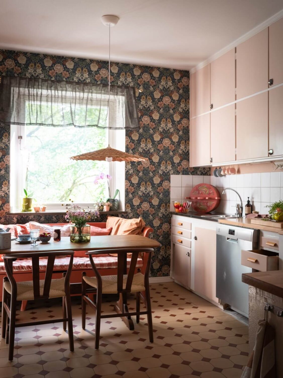 Floral Wallpaper and a Pink Kitchen in a Midcentury Apartment 9 kitchen with pink cabinets floral wallpaper and breakfast table nordroom