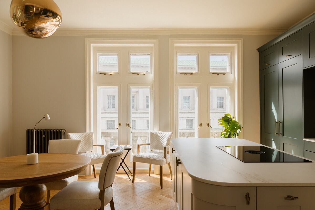 A Stylish Apartment in the Heart of London's Whitehall 8 light kitchen with dining table