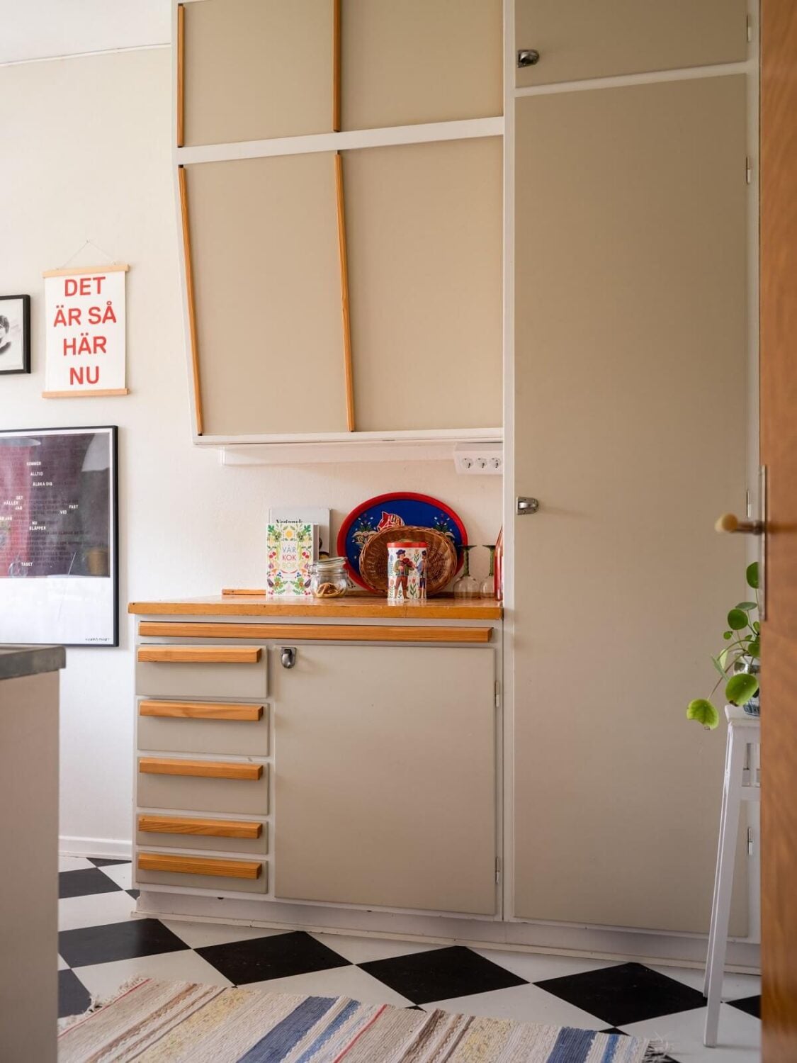 A Studio Apartment with Light Pink Walls and Vintage Furniture 17 midcentury kitchen cabinets