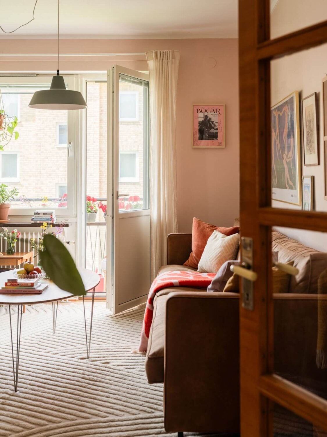 A Studio Apartment with Light Pink Walls and Vintage Furniture 10 midcentury studio apartment