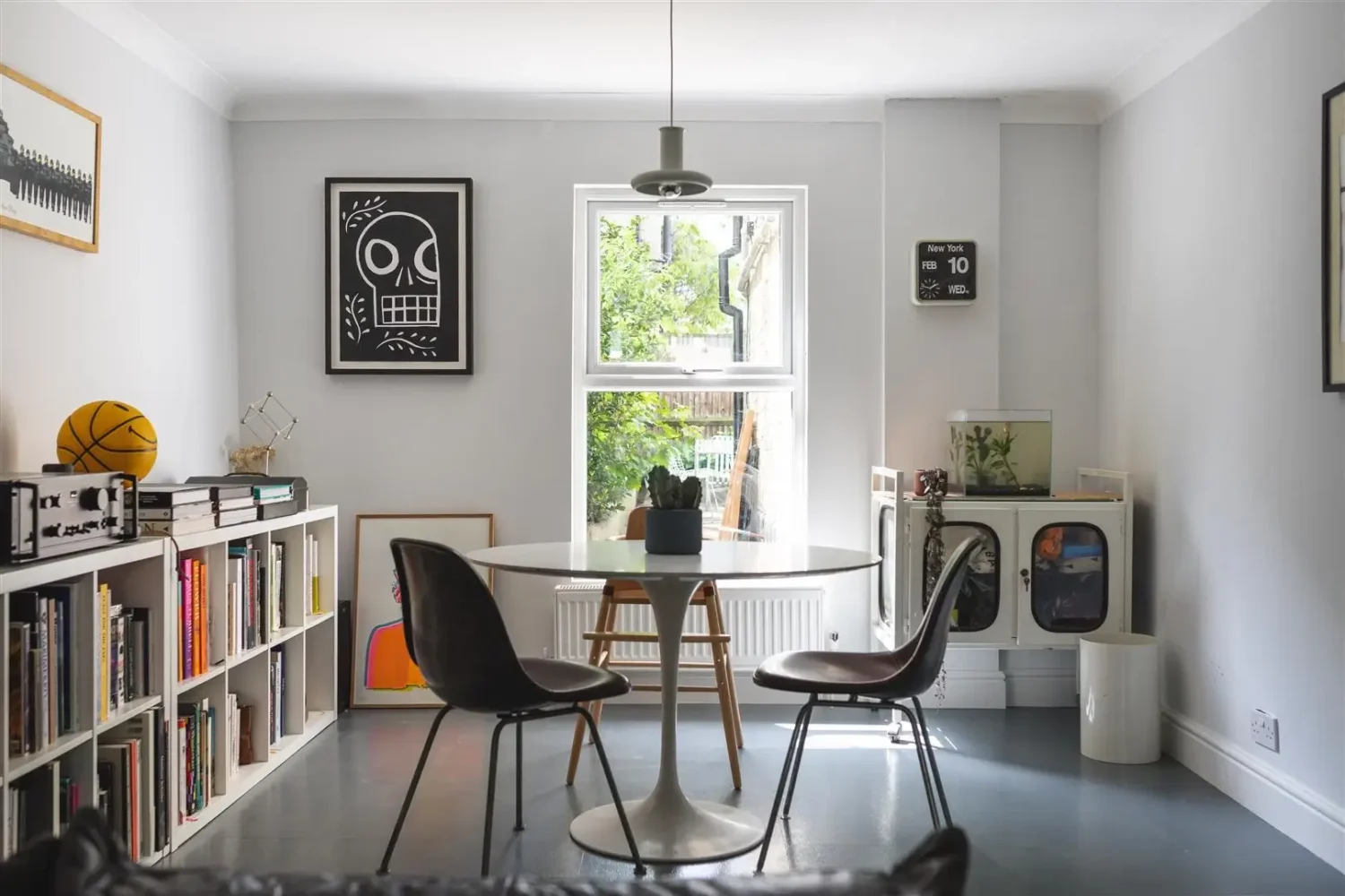 Open-Plan Rooms and Modern Furnishings in a London Home 11 music room with round table