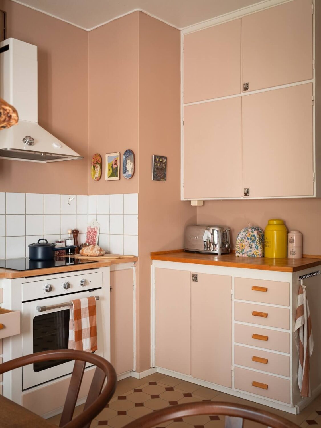 Floral Wallpaper and a Pink Kitchen in a Midcentury Apartment 13 pink midcentury kitchen nordroom
