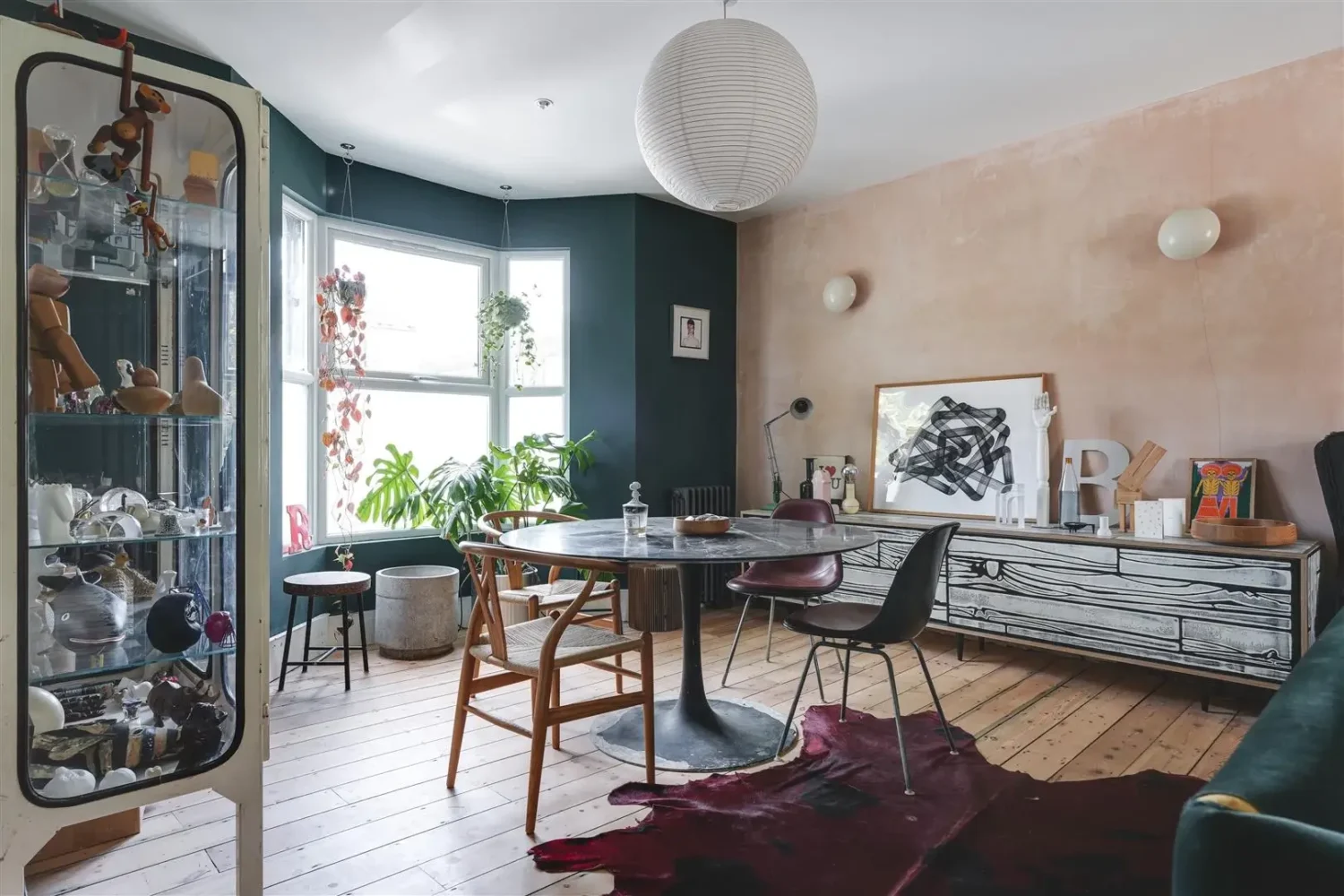 Open-Plan Rooms and Modern Furnishings in a London Home 7 pink plaster wall and bay window