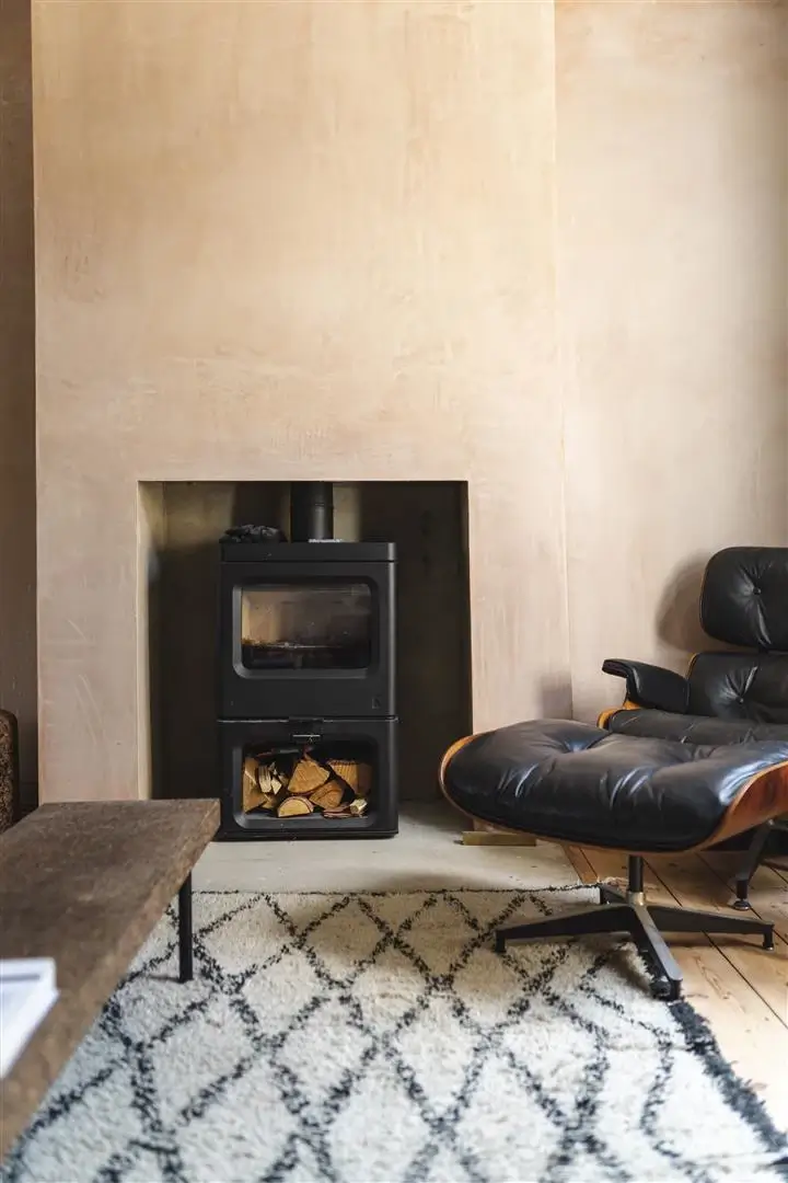 Open-Plan Rooms and Modern Furnishings in a London Home 3 pink plaster wall