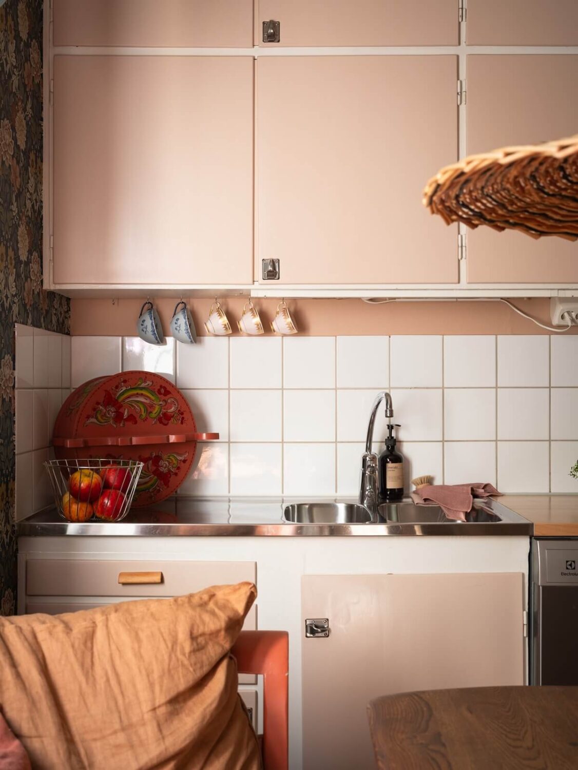 Floral Wallpaper and a Pink Kitchen in a Midcentury Apartment 10 pink vintage midcentury kitchen cupboards nordroom