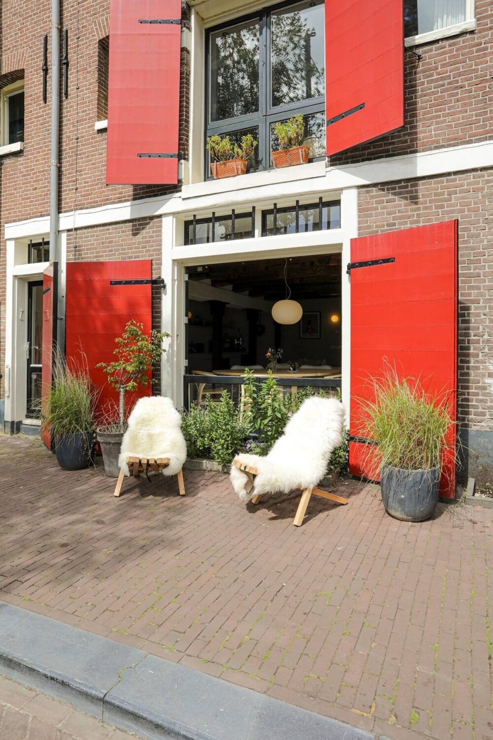 A Modern Apartment in a 17th Century Canal House in Amsterdam 14 red shutters canal house amsterdam
