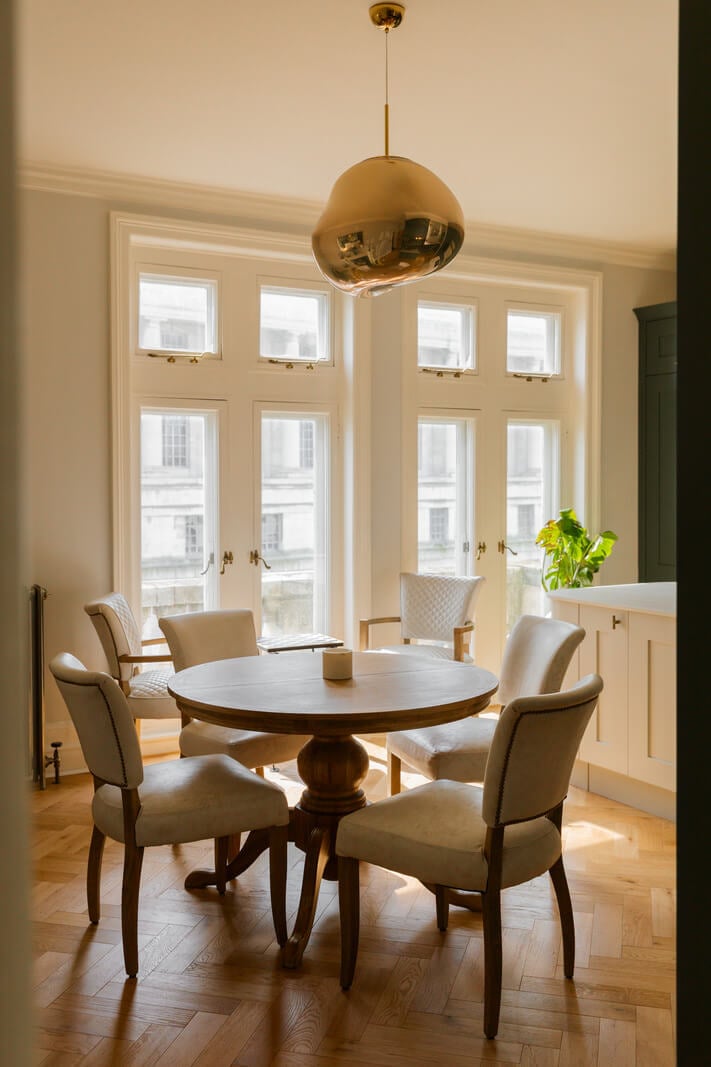 A Stylish Apartment in the Heart of London's Whitehall 12 round kitchen table