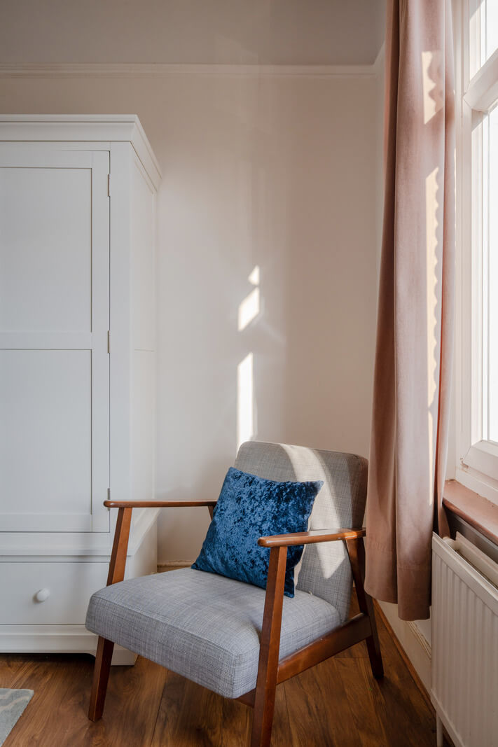 A London Apartment with a Turquoise and Pink Kitchen 7 scandinavian chair A London Apartment with a Turquoise and Pink Kitchen