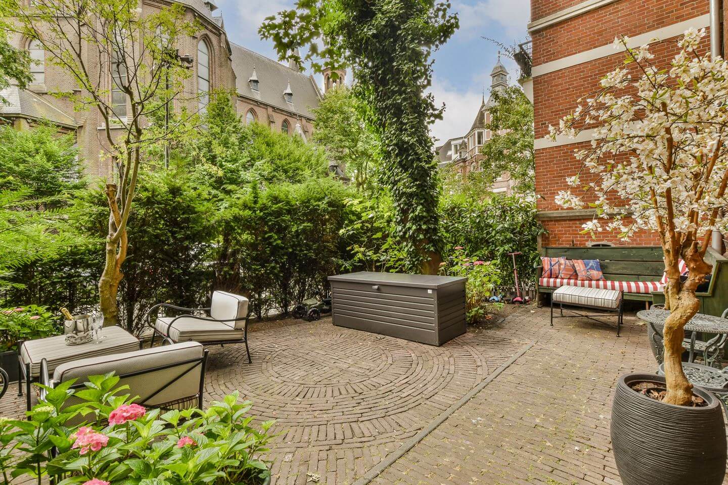Cozy Country Style in an Amsterdam Family Townhouse 22 seating garden