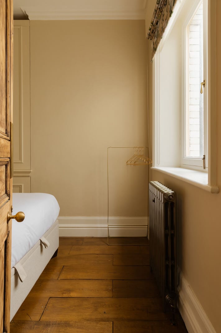 A Stylish Apartment in the Heart of London's Whitehall 13 small bedroom cream walls wooden floor