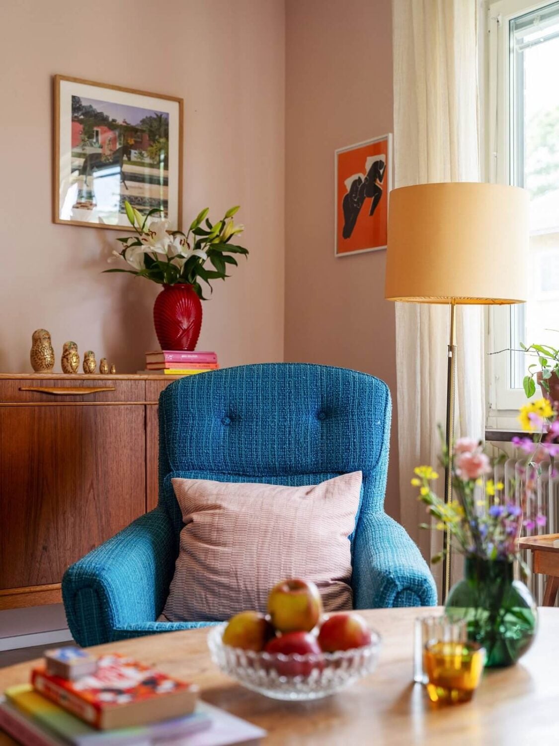A Studio Apartment with Light Pink Walls and Vintage Furniture 5 studio apartment detail A Studio Apartment with Light Pink Walls and Vintage Furniture