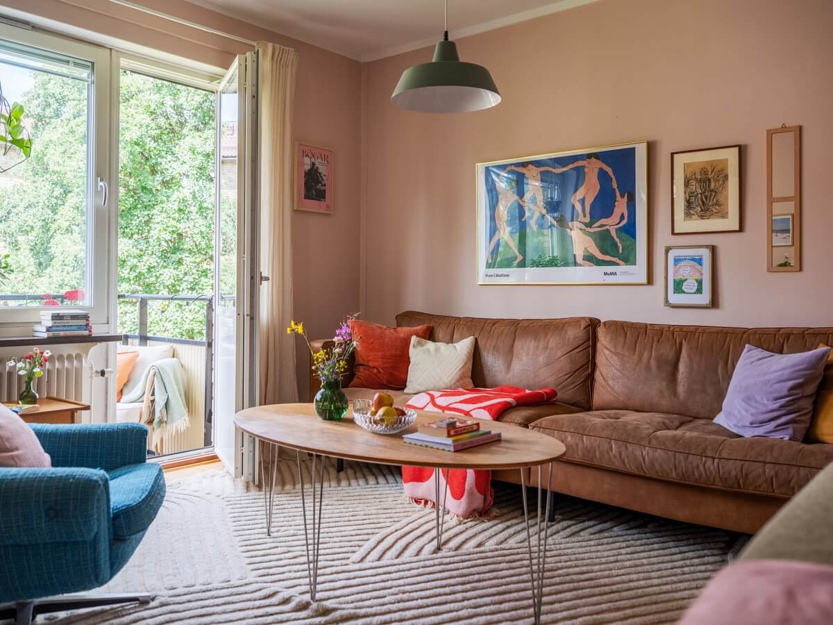 A Studio Apartment with Light Pink Walls and Vintage Furniture 3 studio apartment light pink walls