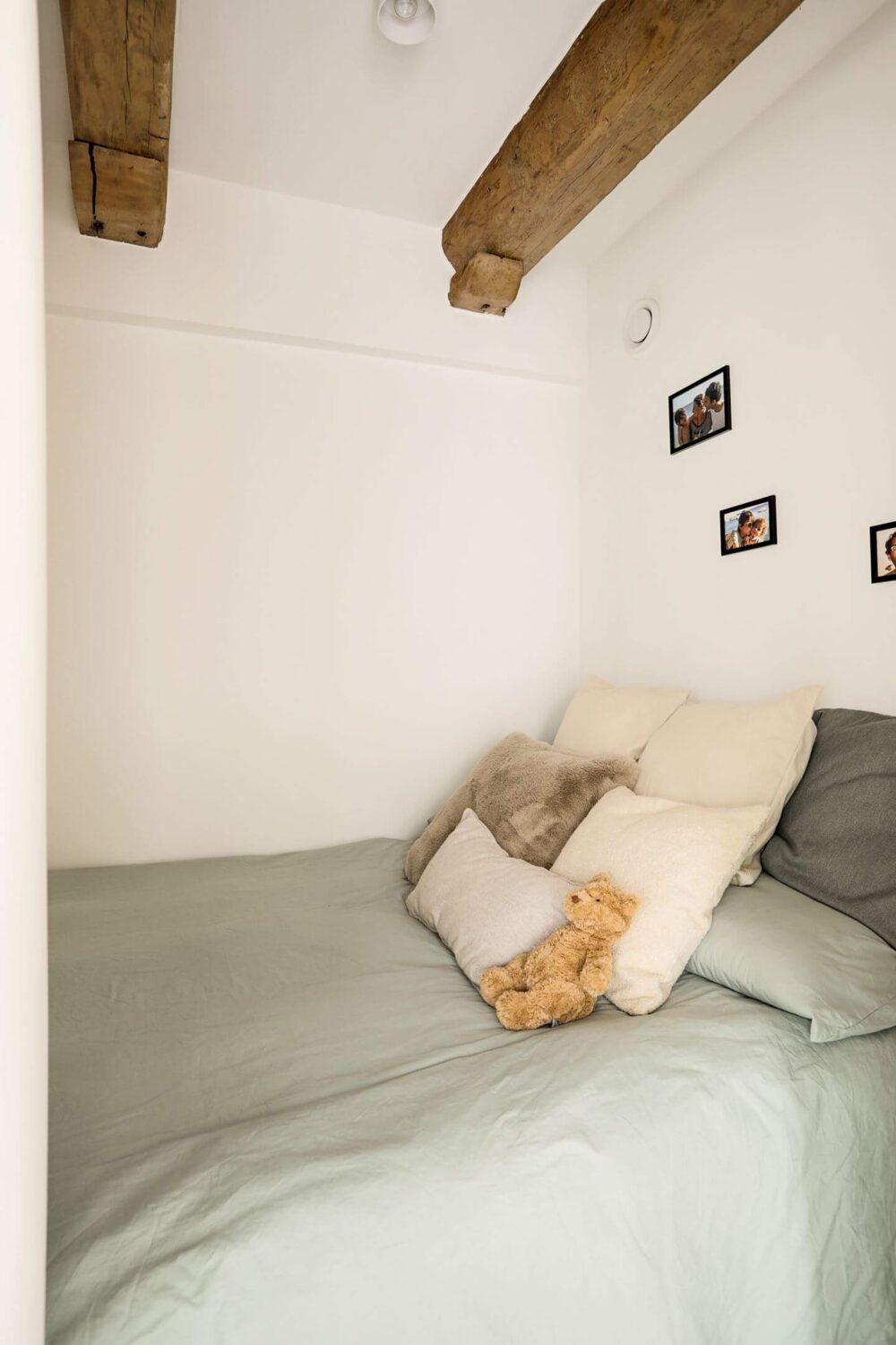 A Modern Apartment in a 17th Century Canal House in Amsterdam 12 tiny bedroom