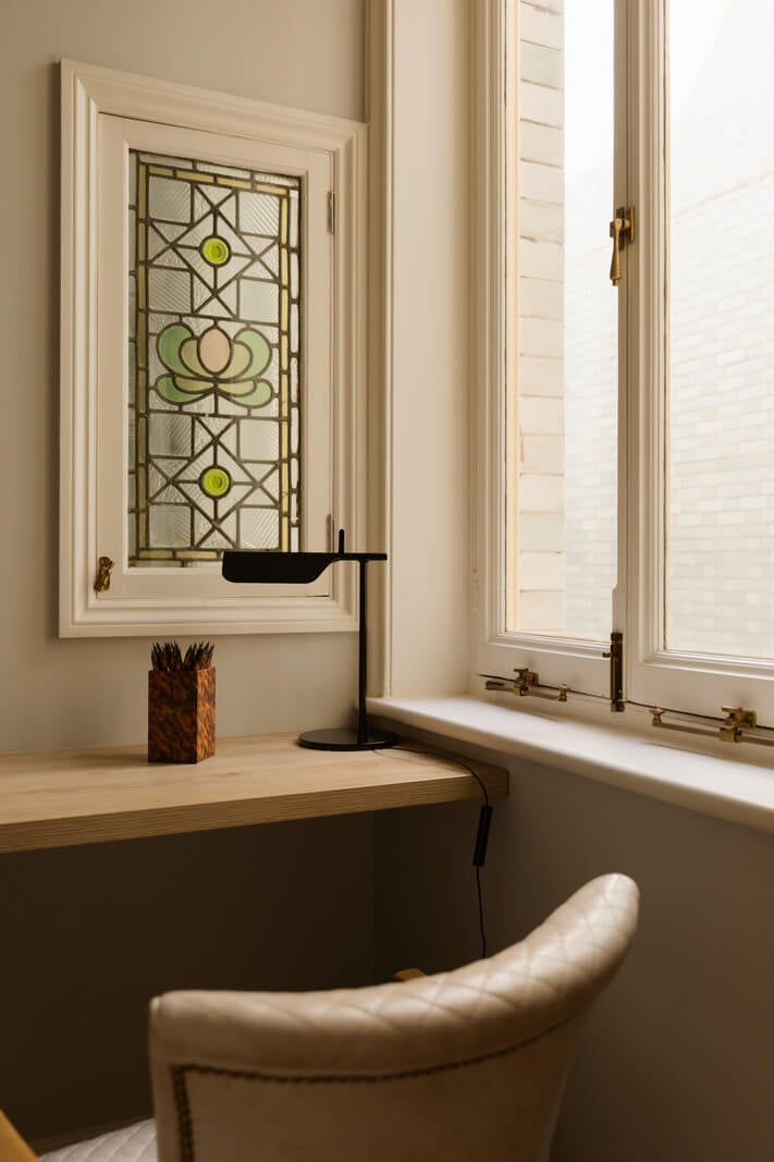 A Stylish Apartment in the Heart of London's Whitehall 6 tiny floating desk