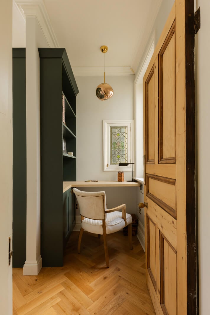 A Stylish Apartment in the Heart of London's Whitehall 5 tiny home office