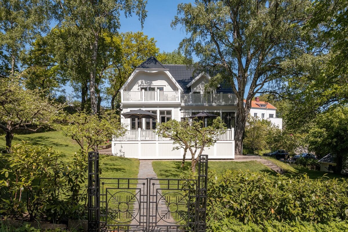 A Luxurious Early 20th Century Villa in Sweden 21 white house in sweden A Luxurious Early 20th Century Villa in Sweden