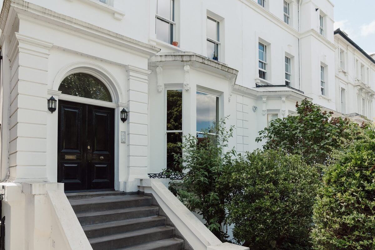 A Moody Color Palette and Eclectic Interiors in a London Apartment 21 white stucco apartment london A Moody Color Palette and Eclectic Interiors in a London Apartment