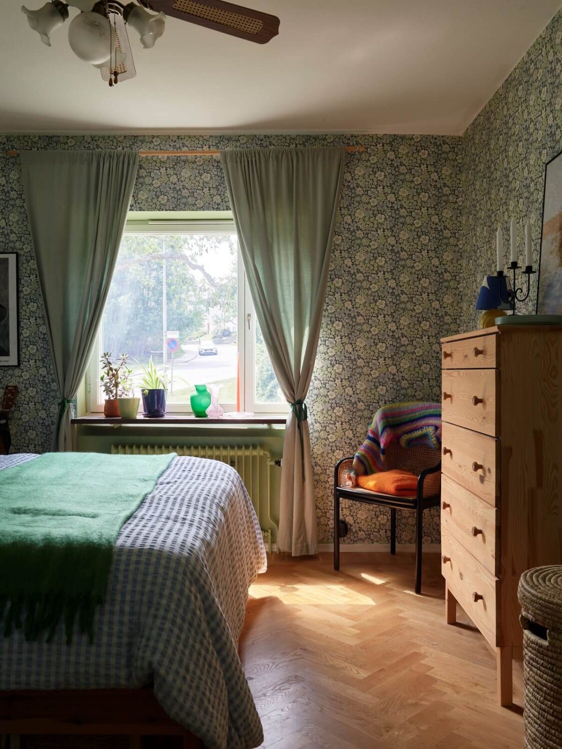 A Colorful Swedish Apartment Inspired by the 50s and 70s 24 bedroom floral mint green wallpaper nordroom