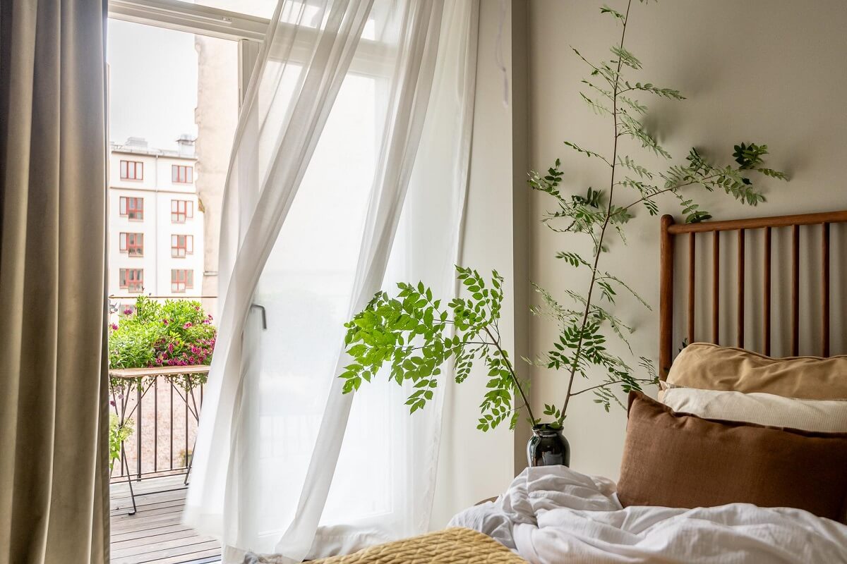 A Spacious Renovated Apartment with a Light Pink Living Room 19 bedroom with balcony