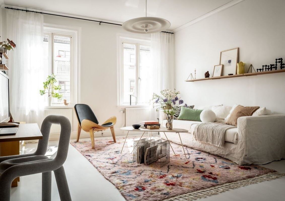 A Bright Swedish Apartment with Subtle Color Accents 1 bright living room with pastel colored rug nordroom