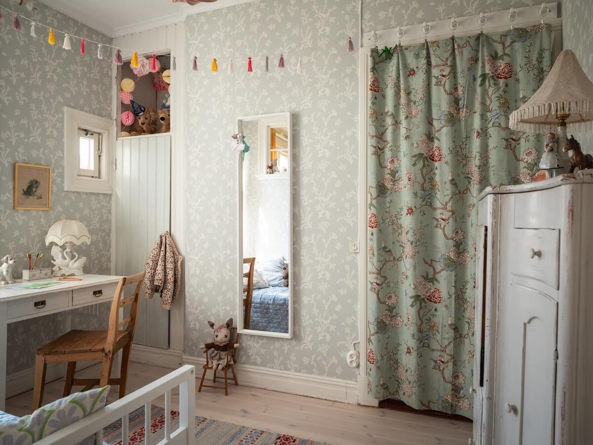 Best of 2024: Children's Bedrooms 17 childrens bedroom with wallpaper and patterned curtain nordroom