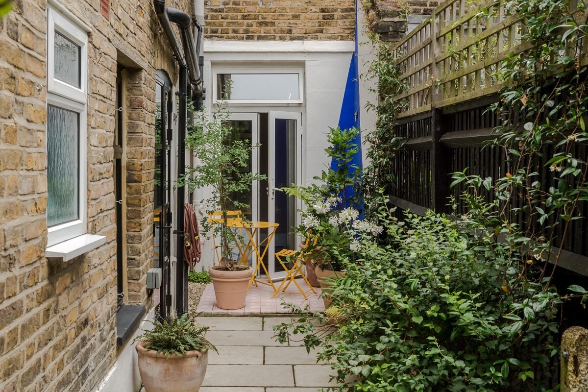 A London Apartment with a Deep Olive Green Kitchen 15 city garden london ground floor apartment nordroom