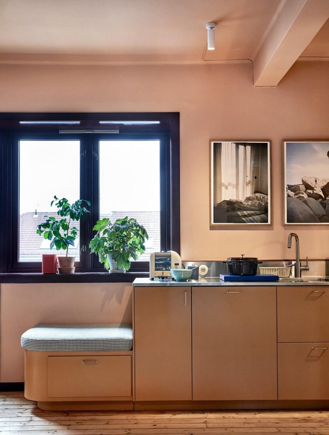 Trend Alert: 36x Color-Drenched Rooms 12 color drenched kitchen nordroom Trend Alert: 36x Color-Drenched Rooms