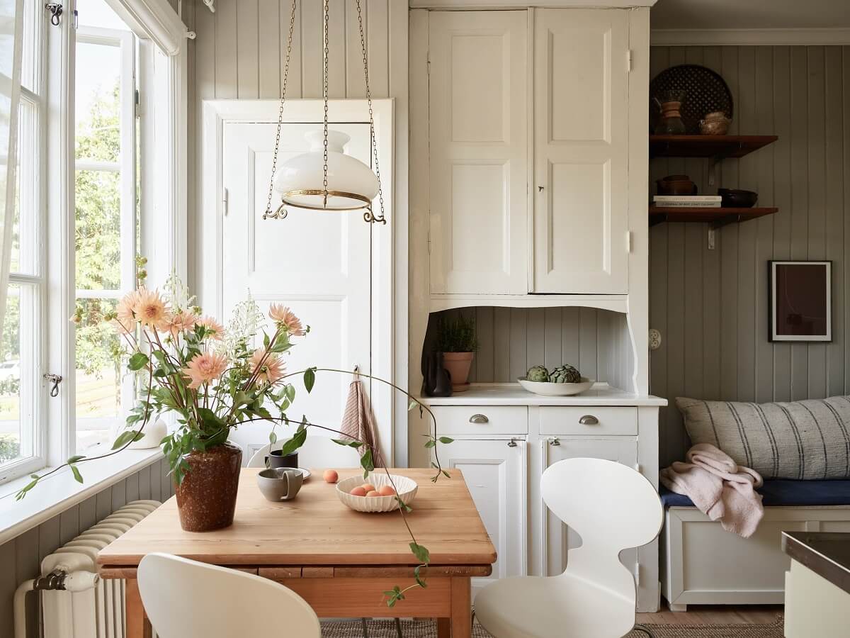 A Light Swedish Apartment with a Charming Kitchen 7 cottage style kitchen in swedish apartment