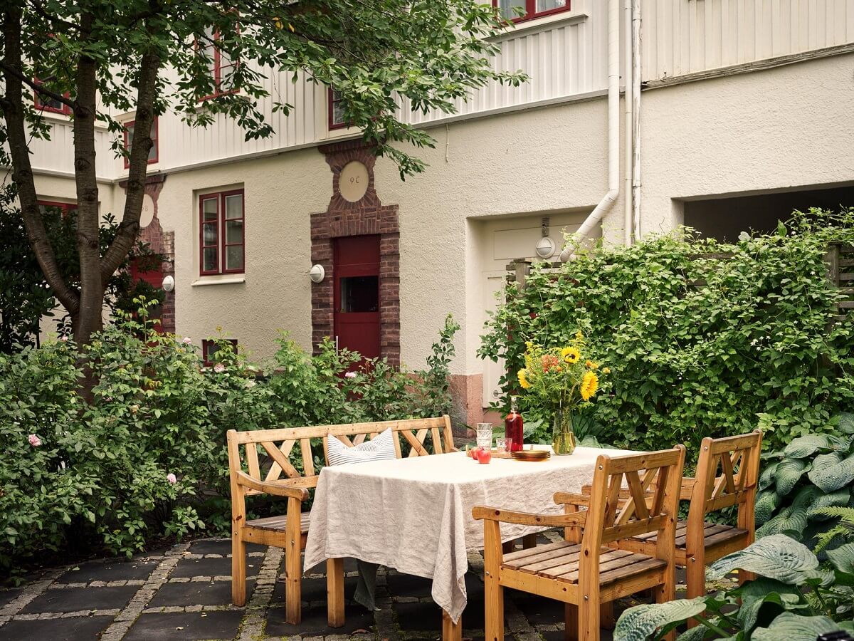 A Small Apartment with a Bright Open-Plan Kitchen & Bedroom 19 courtyard garden A Small Apartment with a Bright Open-Plan Kitchen & Bedroom